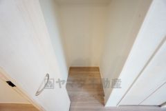 まとめ買いしてもこの収納量なら心配要らずのパントリー。調理家電や食品のストックをすっきりまとめられ、キッチン周りを広々使えます。