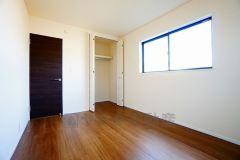 暖かい日差しが差し込む洋室。たっぷり収納できるクローゼット付きでお部屋の中をすっきりと快適に保てます。