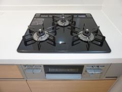 同仕様写真。3種類の料理が同時に調理できる、3口ガスコンロ。忙しい夕食の支度時間が短縮できて効率よくお料理が楽しめます。