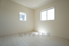 同仕様写真。暖かい日差しが差し込む洋室。たっぷり収納できるクローゼット付きでお部屋の中をすっきりと快適に保てます。