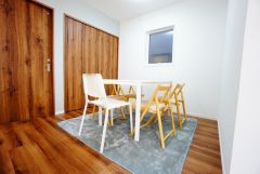 温かみのある雰囲気と、キッチンでの作業性を兼ね備え、家族の笑顔あふれる団らんのひと時をお過ごしいただける設計になっています。