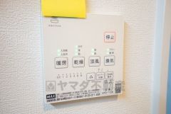 雨の日の洗濯も安心できる浴室暖房乾燥機付き浴室。リモコンで操作もボタン1つで簡単。