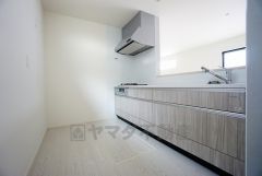 対面式カウンターキッチンからはお子様の様子が見守れます。ダイニングへの配膳や調理の時便利なカウンター付き。