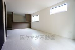 リビングは広々とした設計で、家族が集い、寛ぐ暮らしの空間を演出しています。思い思いの時間を過ごしたり、家族みんなで食事をしたり、素敵な団らんの場になりますね。