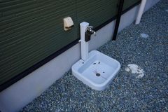 お車の洗車や外壁のお掃除をする際に便利な外水栓。