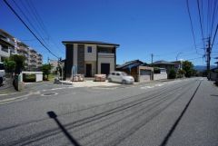 前面道路は広く、車同士がすれ違うスペースが十分にあります。落ち着いた住宅地内で快適な生活を実現してみませんか＾＾