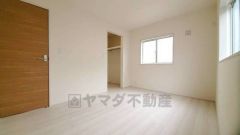 暖かい日差しが差し込む洋室。たっぷり収納できるクローゼット付きでお部屋の中をすっきりと快適に保てます。