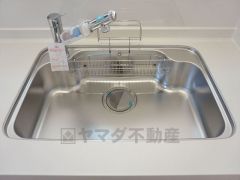 同仕様写真。広々としたステンレスシンクには、洗剤やスポンジを収納出来るラック付き。広さも確保しているので、大きなお鍋も洗いやすいです。