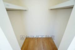 収納力豊富なウォークインクローゼット。洋服や小物などを1箇所にまとめて美しい収納を実現します。スーツケースのような大型の荷物も置けます＾＾