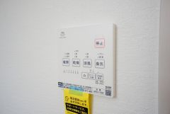 雨の日の洗濯も安心できる浴室暖房乾燥機付き浴室。リモコンで操作もボタン1つで簡単。