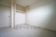 暖かい日差しが差し込む洋室。たっぷり収納できるクローゼット付きでお部屋の中をすっきりと快適に保てます。