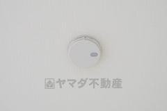 火災による煙や熱を感知して、警報音やブザー等で火災の発生を知らせてくれる火災警報器。