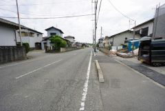 現地（2025年6月6日）撮影。2.3号棟前面道路。ゆったりとした10ｍ幅の道路をはさんでいることで陽射しを遮られることなくとても明るいです。
