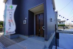 家の顔となる玄関扉がかっこいいと、たくさんの人を招き入れたくなりますね＾＾奥まって設置されており、雨にも濡れにくくなっています。