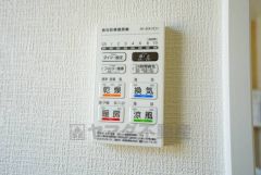 雨の日の洗濯も安心できる浴室暖房乾燥機付き浴室。リモコンで操作もボタン1つで簡単。