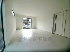 リビングは広々とした設計で、家族が集い、寛ぐ暮らしの空間を演出しています。思い思いの時間を過ごしたり、家族みんなで食事をしたり、素敵な団らんの場になりますね。