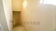 小さなお子様やご高齢の方でも安心できる、手すり付き階段。段差も低めで設定されており、安全性にも優れています。