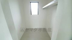 収納力豊富なウォークインクローゼット。洋服や小物などを1箇所にまとめて美しい収納を実現します。スーツケースのような大型の荷物も置けます＾＾