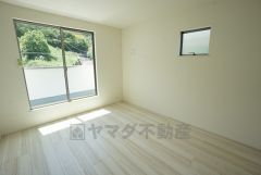 同仕様写真。寛ぎの時間を紡ぎだす主寝室は、大型ベッドを置いても余裕の広さを確保しています。