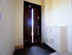 たっぷり収納できるシューズボックスです。家族全員の靴がきれいに整頓できます。棚の上にお花や写真を飾っても良いですね。