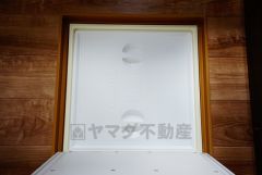 同仕様写真。キッチンにある床下収納は、居住スペースを減らさずに買い置きの調味料や非常食などを保管することができます。
