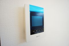 防犯性、セキュリティ対策に安心できるテレビモニター付きインターフォンです。セールスマン対策にもなり安心できます。