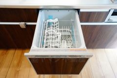 食事の後の手間を解消する食器洗い乾燥機付。冬場の洗い物で手荒れの悩みもなくなります。手洗いよりも節約できて便利。