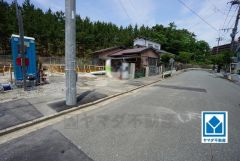 現地（2025年5月30日）撮影。ゆったりとした10ｍ幅の道路をはさんでいることで陽射しを遮られることなくとても明るいです。