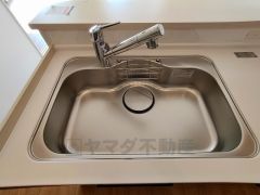 広々としたステンレスシンクには、洗剤やスポンジを収納出来るラック付き。広さも確保しているので、大きなお鍋も洗いやすいです。