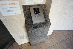 オートロックは、外部の人が自由に建物内に出入りできないため、不審者の侵入防止効果があります。