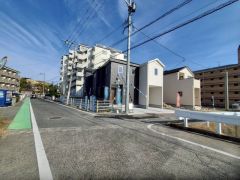 前面道路は広く、車同士がすれ違うスペースが十分にあります。落ち着いた住宅地内で快適な生活を実現してみませんか＾＾