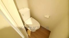 温水、暖房、ウォシュレット付の高機能トイレです。もちろん各階にトイレがあるので、忙しい朝の混雑を避けることが出来ます。