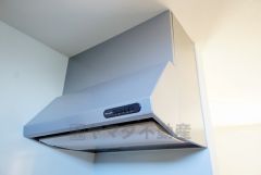 お手入れが簡単なスリム型レンジフードです。調理により発生する油煙や臭いを吸い込み、屋外へ排気してくれます。