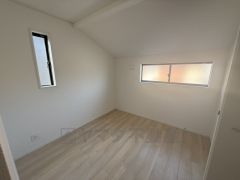 住む人のこだわりを活かす洋室。日当たりがよく、寝室としての利用もおすすめ。広めのクローゼットには荷物をすっきり片付けられ、ゆとりのある暮らしが出来ます＾＾