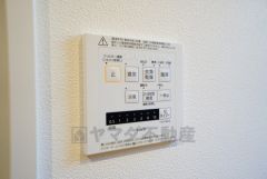 浴室暖房乾燥機付き。天候に左右されず、いつでも好きなときに洗濯物を干せるので、仕事や家事で忙しい方に重宝します。
