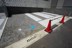 3台まで並列駐車できるので、急な来客時やお子様が成人して車を所有するようになっても安心です。