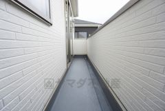 同仕様写真。陽当たりの良いバルコニーです。お洗濯やお布団干しはもちろん、日光浴スペースにも。足元は防水工事施工済です。