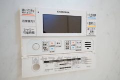 キッチン横からお湯張り、追い炊き、足し湯がボタン一つで楽々操作できる給湯機リモコンです。忙しい夕飯準備の時間帯に重宝しますね。