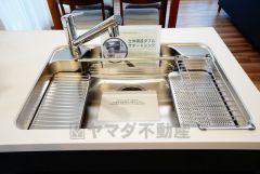 広々としたステンレスシンクには、洗剤やスポンジを収納出来るラック付き。広さも確保しているので、大きなお鍋も洗いやすいです。