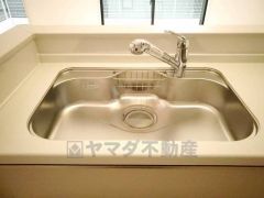 広々とした凸型シンクに洗剤ポケットを標準装備。大きなお鍋など洗いやすいです。