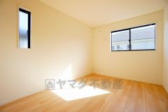 2面採光を確保した明るい室内は、風通しも良く、大変居心地の良い空間となっております。爽やかな風を感じて起きる朝は、快適生活の始まりに。