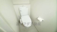 温水洗浄機付トイレです。節水機能もあるので、安心して使えますね。もちろん、1階2階の2ヶ所にトイレがあるので、忙しい朝にもゆとりができますね。