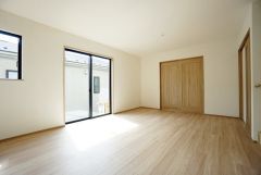 大きな窓のあるリビングは、陽光あふれる明るい空間です。居心地良く、ご家族皆がゆったり寛げる憩いの空間となりそうです。