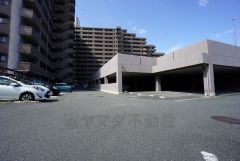 駐車場1台確保済み（月額8，000円）。詳しくはお問い合わせ下さい＾＾住人以外の車の進入も少なく、小さなお子様を持つご家庭にも安心です。