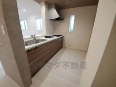 リビングやダイニングからキッチン周りが丸見えにならない対面式キッチン。テレビ鑑賞や家族との対話がしやすく、ご家族の温かい時間を演出します。