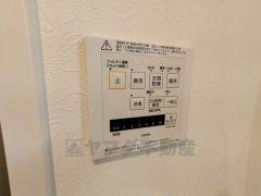 浴室暖房乾燥機付き。天候に左右されず、いつでも好きなときに洗濯物を干せるので、仕事や家事で忙しい方に重宝します。