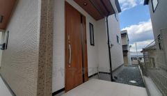 かざすだけで開閉できる、タッチキー採用の玄関。お買い物帰りで、両手がふさがってきても簡単に中に入れます＾＾