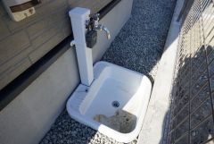 お車の洗車や外壁のお掃除をする際に便利な外水栓。