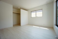 同仕様写真。主寝室としてお使いいただけそうなこちらのお部屋は、日当たりが良く、爽やかな風を感じて起きる朝は、快適生活の始まりに。