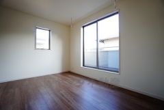 住む人のこだわりを活かす洋室。日当たりがよく、寝室としての利用もおすすめ。広めのクローゼットには荷物をすっきり片付けられ、ゆとりのある暮らしが出来ます＾＾